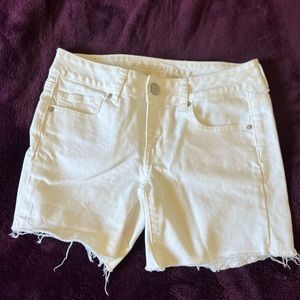 AE midi distressed stretch white shorts